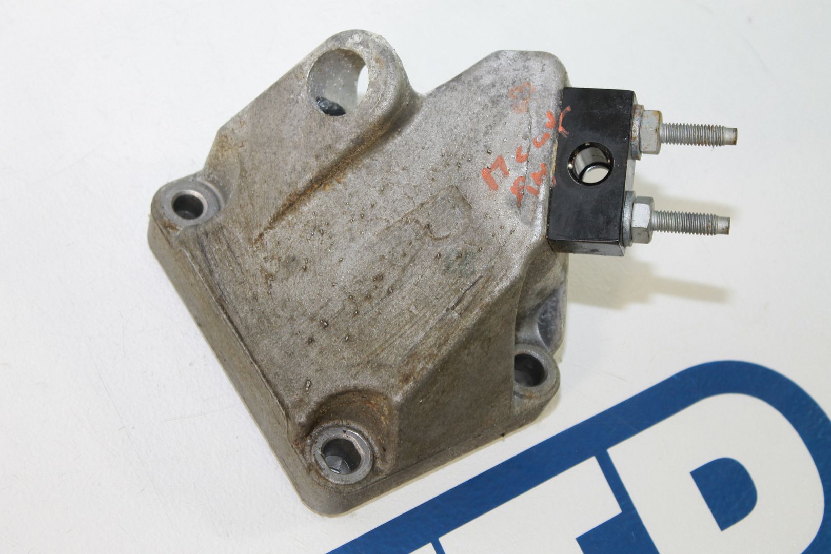 1518 DODGE CHALLENGER PASSENGER RIGHT ENGINE MOTOR MOUNT BRACKET 6.2